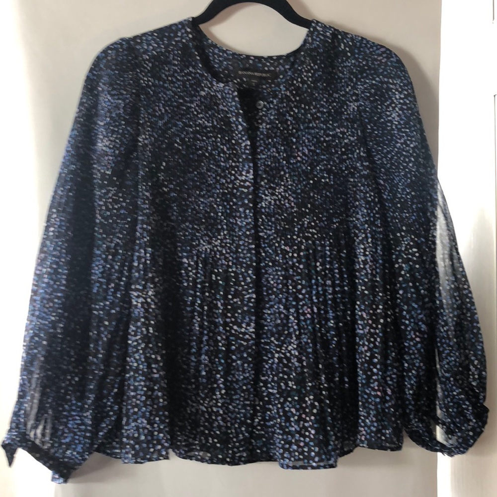 Banana Republic women’s blouse, black with blue and white dots.  Pet.Small